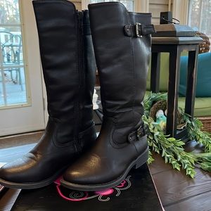 1.4.3 Girl tall boots in brown